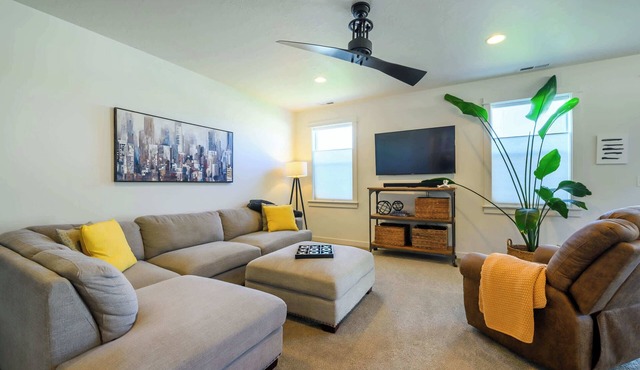 Curated Canvas Modern 3BR Sleeps 8 Near Freeway