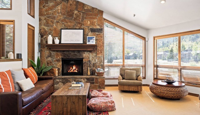 Deer Valley, 3 min drive to ski resort! Gourmet Kitchen, Cozy Fireplace, Sleeps 8