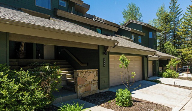 Deer Valley Snow Park: Spacious 4BR townhome with mountain views in Park City.