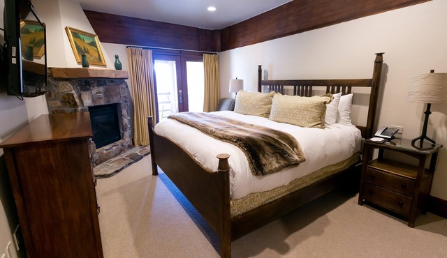 Deluxe King Room with Fireplace by RedAwning