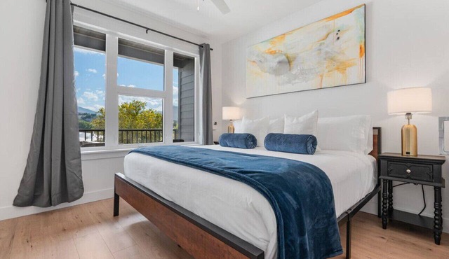 Designer 1BR with Pool and Htub