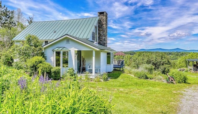 Dog-friendly house with picturesque mountain view & near skiing - close to Okemo