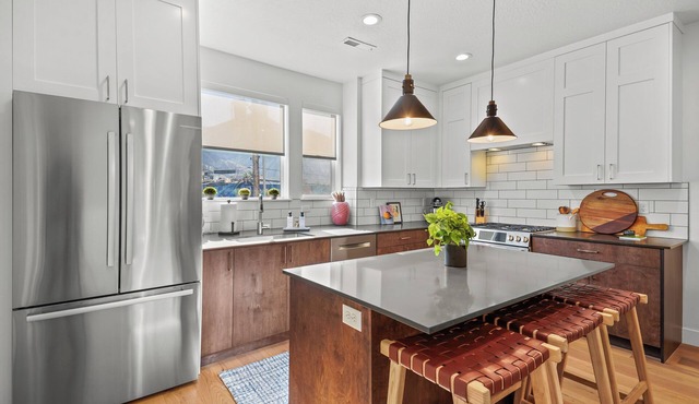 Downtown Modern 3-Bed Townhome with Bright, Upgraded Interiors & Books to read