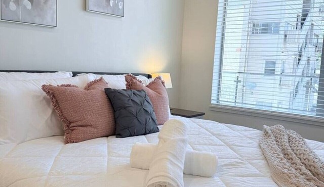 Downtown SLC Gem | King Bed + Pool + Parking