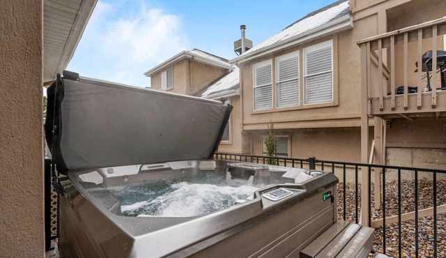 Epic Escape with Hot Tub close to Canyons!