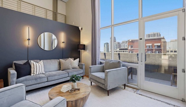 Explore Gaslamp from Chic Loft +Balcony City Views in San Diego