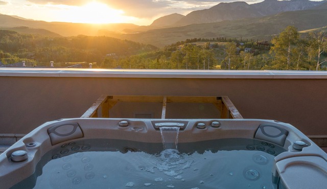 Fairmont Heritage Place, Franz Klammer Lodge