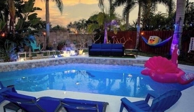 Family Oasis. Heated Pool, Hot Tub, Theater room & Salt Water Aquarium