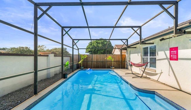 Family Retreat Near Disney w/BBQ & Community Pool