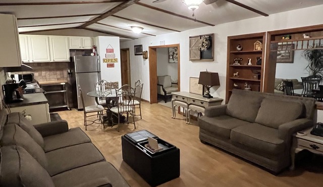 Farm House & Backyard Cozy Cabin & Pickleball Sports Court in Burlington