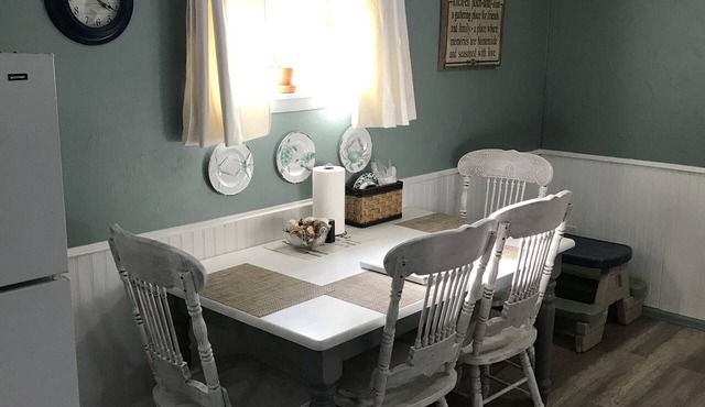 Farm stay close to Colorado Springs! Pine trees, fresh air, goats and chickens!
