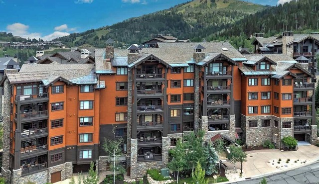 Flagstaff Retreat | Ski-In/Out | Communal Hot Tub