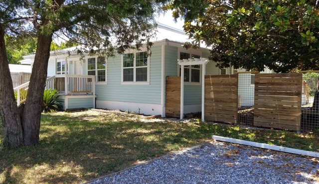 Florida cottage. 1 bedroom,1 bath, full kitchen sleeps two. Apartment #4