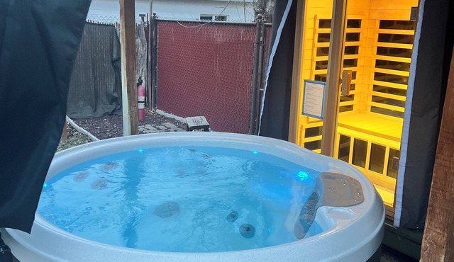 Fox Den Cozy Bungalow 3 Bedrooms with Hot Tub, Sauna