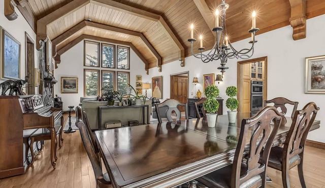 *FREE SKI RENTAL* Perfect for 2 Families or Groups – Private Hot Tub, Dogs Welcome