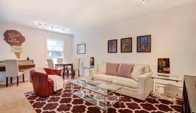 Fresh Cozy Apartment on Jones Street- FREE PARKING