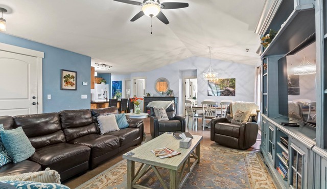 Fresh, luxurious 4-BR home! Fenced yard with BBQ, Community Pool & Hot Tub