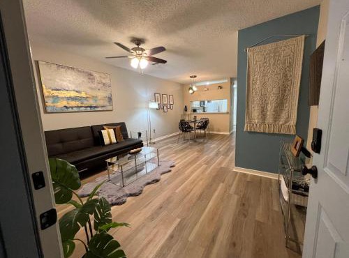 Gated Upscale 2BR Townhome - KING Bed, Pool, WiFi, Wash & Dry, AC, Private Patio facing preserves, Free Parking - NICE FOR Medical, Business, Groups, Relo - by Moffitt Cancer CTR, Tampa Palms, Hunters Green, Live Oak, Cory Lake, New Tampa, Wesley Chapel