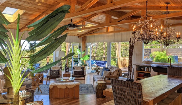Glass Treehouse W/Views-EPIC POOL-Kayak-SUP-HIKES-Restaurants ,Airy Exotic vibe in Austin