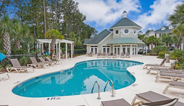 Golf Course View Condo with Pool in Myrtle Beach