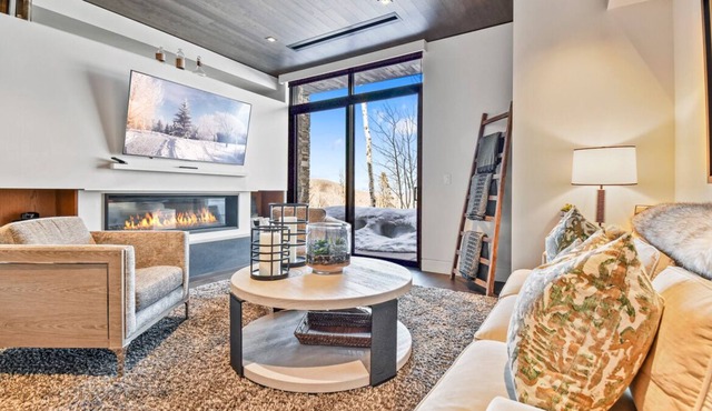 Gorgeous 1-Bedroom Condo with Breakfast Bar and Fireplace