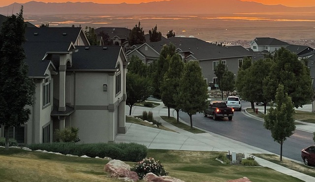 Gorgeous 2 bed townhome with skiing, hiking, biking, 10 min SLC.