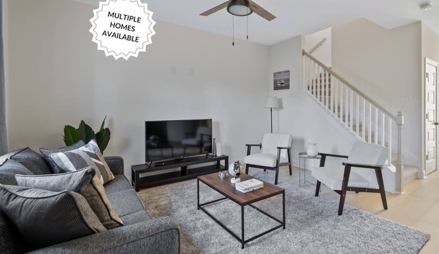 Gorgeous brand-new brick townhome by Old Hickory Lake. 3-min drive and walking distance to lake, boat rentals and water sport entertainment. 12-min drive to Nashville International Airport. Easy commute to Downtown Nashville, Grand Ole Opry, Opry Mil