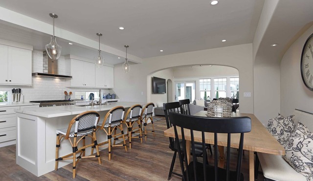 Gorgeous Designer Oasis in Pacific Beach, central AC, wifi, and parking!