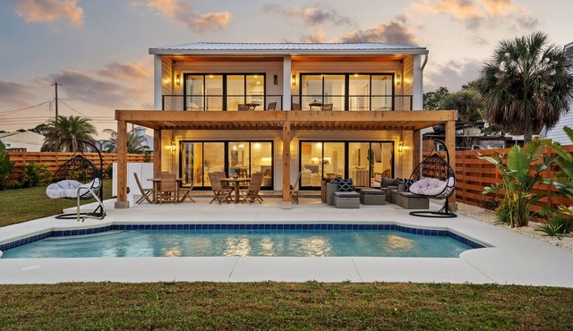 Gorgeous Waterfront Luxury Beach House Sleeps 22, Pool, Kayaks