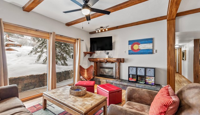 ⭐️ Ground Floor ⎮ Pool, Hot Tubs, Walk to Mtn, Fireplace