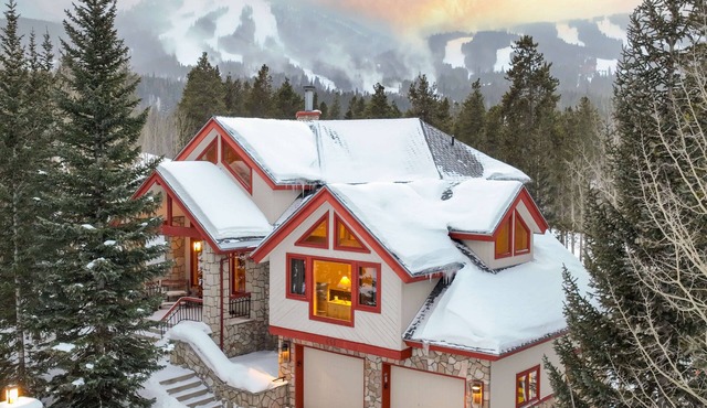 Happy Trails Lodge Home: Large, Stylish, Hot Tub