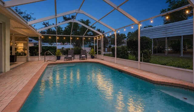 Heated Pool Retreat~10 min to Weeki Wachi~Sleeps 8