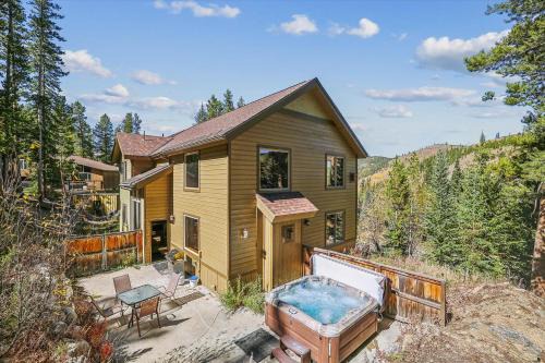 High Point Lodge, Private Home, Cozy Patio Area and Hot Tub!