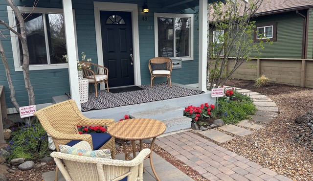 Historic 1917 cottage by the river, walkable to all of downtown Bend! in Bend