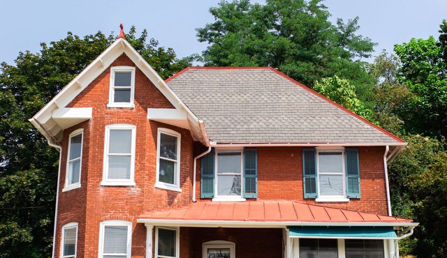 Historical, victorian house minutes from the train station.