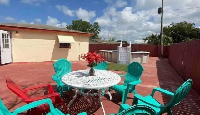 Holiday home with private heated pool available . for extra $20 for each night