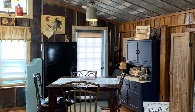 Holly Hill Farm House, Only 6 Miles from Downtown Mount Airy, NC, Sleeps 4
