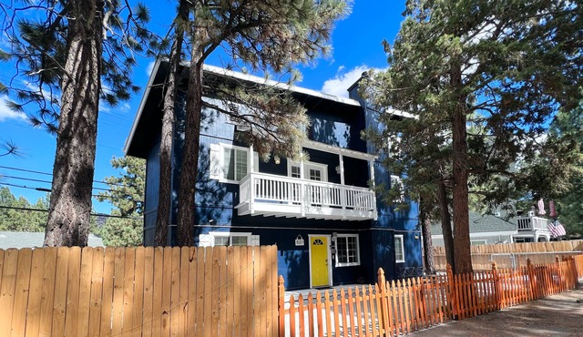 Hot Tub Cottage Close to Ski Slopes, Sleeps 6!