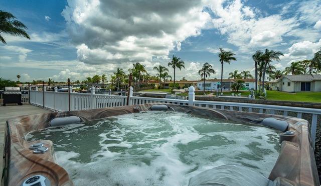 Hot Tub for 6, Canal Front/Boat dock, Fishing, Kayaking, nearby Beach