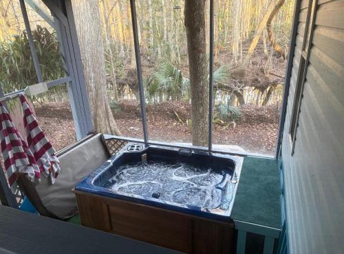 Hot tub on the bayou river access kayaks provided
