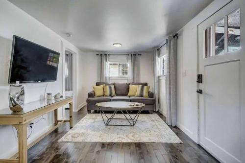 Hot Tub Pet Friendly Bungalow Central Downtown