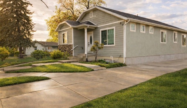 Hot Tub, Spacious 6BR Home w 2 Large Living Areas & 3 Bath