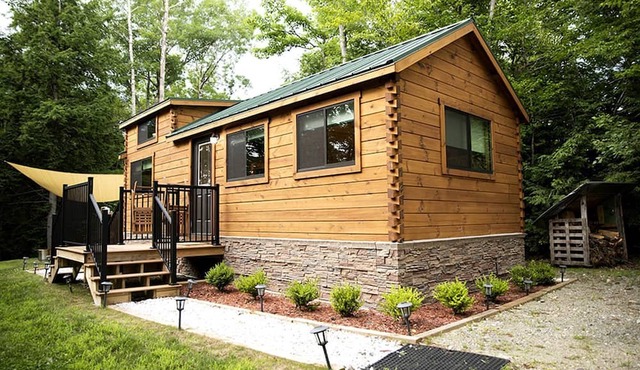 Incredible Modern Tiny Log Cabin near the Ammonoosuc River for a Romantic Getaway in New Hampshire in Bath