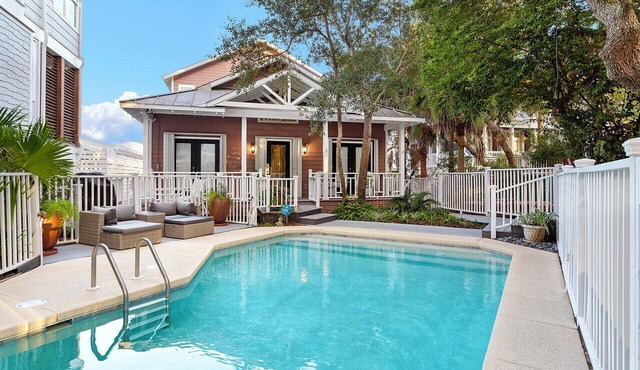Islamorada - Large Heated Private Pool! Short Stroll to Beach! Lake View!
