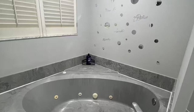 Jacuzzi Gameroom Rococo Retreat 4BR Sleeps 10 in Orange Park
