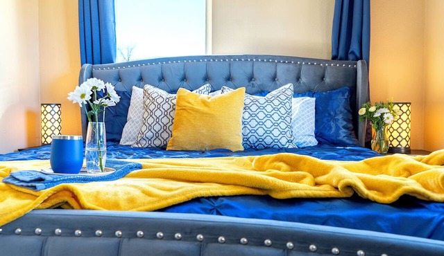 King bed/50" TVs/Fenced backyard/Fire table/Dogs welcome/Boat parking