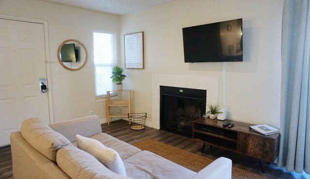 King Bed * Down Town * Comfortable Studio Apt.