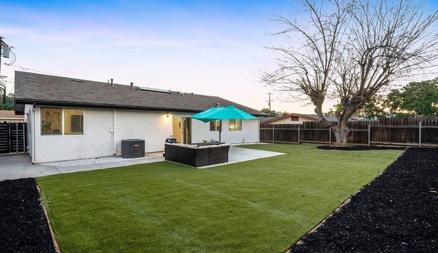 King Bed, Garage, Gated Backyard, 4BR/2Bth in El Cajon