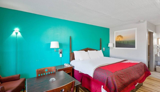 King Bed with Jetted Tub in Columbia