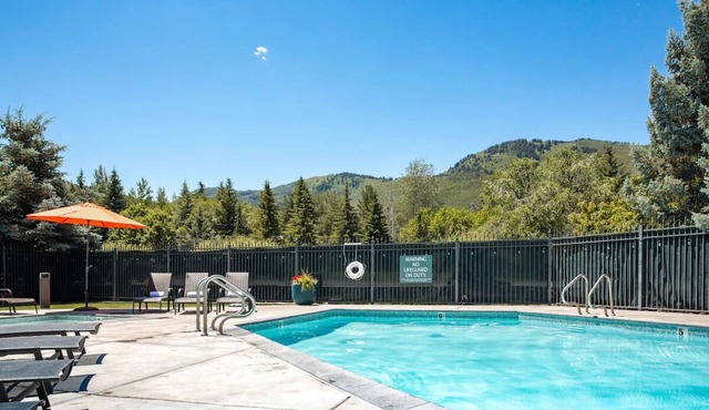 King Room | Indoor Pool & Hot Tub l 2.1 mi to Main Street Historic District
